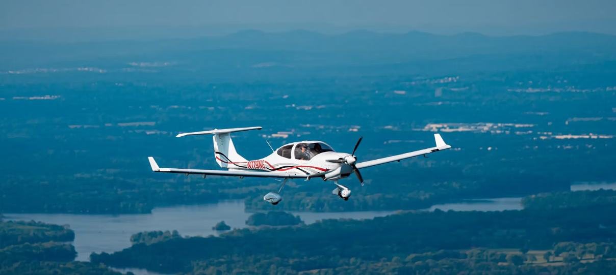 A Flying High Again Diamond aircraft in flight over Tennessee